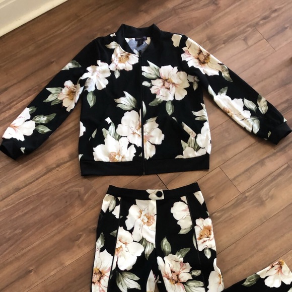 Floral bomber jacket and cropped pants set. - Picture 2 of 6